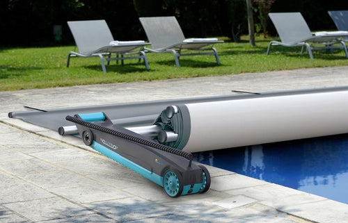 Motorisation Rolltrot pour bâche à barres | Batterie 12V intégrée, chargeur inclus, temps d’enroulement <3min | Azialo